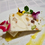 ポンテ デル ピアット - ナッツとドライフルーツのアイスケーキ　マンゴーのソース