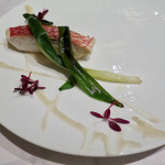 燻製した尾長鯛のヴァポーレ カブのソース 九条ネギ添え