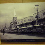 久留米ラーメン清陽軒 - 明治通り六ツ門町の六角堂の前に並ぶ昔の西鉄バス　後ろに見える教会は聖母幼稚園【昭和36年】