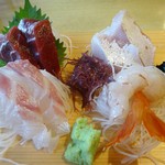 海鮮めし屋 磯人 - 刺身塩サバ焼定食の刺身盛り合わせ