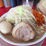 ラーメン 鷹の目 - 味玉ラーメン女子盛り(野菜マシ脂少なめニンニク少なめ辛揚げ)