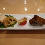 Hoteru sanbare fujimi - 前菜
                        向かって右から、春菊の薄玉子巻き、鶏肉の松かさ焼き、トマトと大根の香り漬け、蓮根・海老しんじょ・牛肉の煮こごり