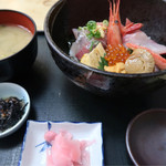 むすび屋 - おまかせ海鮮丼（ご飯半分)あさりの味噌汁と小鉢付き