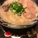 博多一幸舎 - 博多豚骨ラーメン(博多セット)