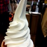 北海道どさんこプラザ - バニラソフトクリーム 360円