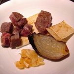 atelier 森本 XEX 鉄板 - ドライエイジングビーフと神戸牛の食べ比べ　～釜焼き玉葱～