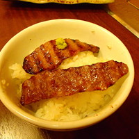 松阪牛たんど - 牛カルビをご飯の上に載せて頂く。