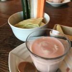 はん亭 - ピンクのはパプリカのスープ。美味しい♡