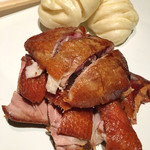 中国料理 四川 - 合鴨の四川風薫製揚げ 蒸しパン添え