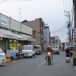みなと食堂 - ６時前にも関わらず回りが鮮魚などの商店街になっていて朝市のような雰囲気です