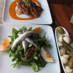 Hillwood Museum Cafe - ローストチキン、ニコシア風イワシのサラダ