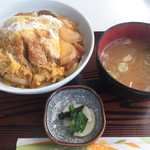 しらはま食堂 - カツ丼 みそ汁 漬物付き