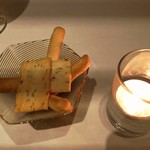 虎ノ門タニーチャ - ローズマリークラッカーとグリッシーニ