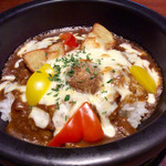 Bachi - 「焼きチーズカレー」(サラダ、スープ付で880円)。