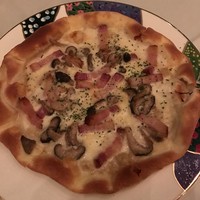 ダイニング ブルーム(軽井沢浅間プリンスホテル) - 信州きのこのクリームソース、オニオン、ベーコンのピザ ローマ風（Special Order）