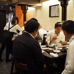 炭火焼肉 弁慶 - 店内のひとコマ