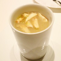 リストランテ ドゥエ フィオーリ - 温前菜　雉と鶏節のブロード　つくね芋のすり流し仕立て名残鱧炙り　松茸蒸し焼き