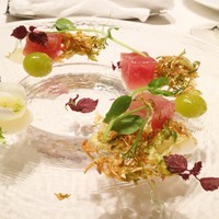 リストランテ ドゥエ フィオーリ - 冷前菜　ヨコワマグロのクーポ　玉葱の器に入った酢橘ソース　芽キャベツのフライ