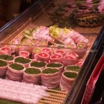 かじしか - 博多のネギ巻串とか、マスカット巻串も並んでいます。　目立ちますね♪