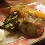 シャキシャキっとした食感の「四角豆巻串 (200円)」