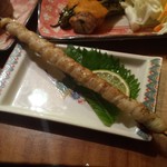 淡白でさっぱりした味わいの「太刀魚巻串 (300円)」