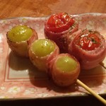 「マスカット巻串 (200円)」「トマト巻串 (200円)」♪　マスカットの巻串なんて始めてみた（笑）