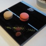 レストラン タテル ヨシノ 銀座 - 、マカロン（ルバームとキャラメル）＆チョコ２種。ｔｙもチョコ