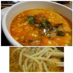 チャイナキッチン麻婆 - ◆担々麺・・上部に練りごまがタップリ。
            スープは食べすすむうちに辛味が来ますけれど、濃厚で美味しい。