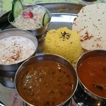 インド料理専門店 クシュクシュ - 10/26日替わりカレー（南瓜のルー、豆のルー）、ヨーグルト、野菜サラダ、ライス、パパド