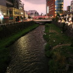 おきな堂 - 店の前を流れる女鳥羽川