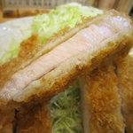 とんかつ燕楽 - 衣は軽く揚がっていて、サックサク。中のお肉はややピンク色がかって、モチっとやわらかい。