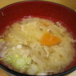 とんかつ燕楽 - 白味噌仕立ての豚汁。具がいっぱい入っていました。