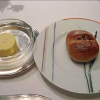 ロドラント ミノルナキジン - 自家製の全粒粉とライ麦のパン　北海道産の無塩バター　ゲランドの塩