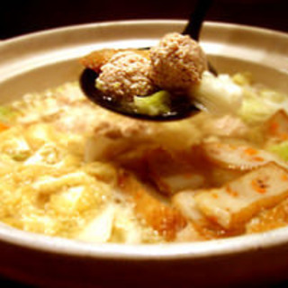 Warm yourself by surrounding the chicken dango hotpot and shamosuki hotpot