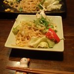 居酒屋風 - 東京では珍しいラーメンサラダ。ボリュームがあるので、この一皿でご飯ものの代わりにもなります。