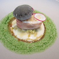 エスピス - 鱈.UMAMI.クレームドシトロネル ベーコンで巻いて ボイルしたイカスミの中のソースで