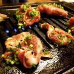 焼肉セブン - あさつきをくるんで焼きます