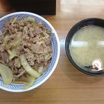 牛丼太郎 - 牛丼大盛り　360円で味噌汁つき