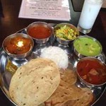 ランチミールス（なすマトン、ニルギリチキン）