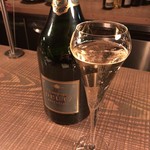 スタートはマグナムボトルでシャンパンから