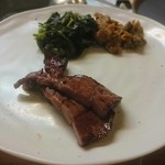 牛タンの笑や - カウンター席は焼きたてを二枚づつゆっくり出してくれます♪