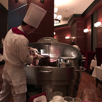 ロウリーズ・ザ・プライムリブ 大阪 - お肉を切り分けてくれてる。