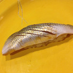 うを徳 - 黄交趾 青海皿で小鰭が生々と泳ぐが如し