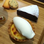 あったかタルトにアイスクリーム　本日のケーキ１　小菓子