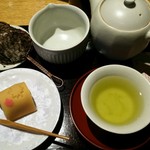 京都茶寮 - 季節の生菓子と煎茶のセット。