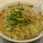 18ラーメン - 大盛ラーメンにもやしのトッピング