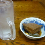 Torikichi - 付きだしのおでん（コンニャク、厚揚げ）、麦焼酎水割り（三杯いただきました）