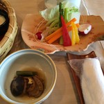 ホテル森の風 鶯宿 - 温サラダと帆立貝と山菜の減塩醤油炊き合わせ