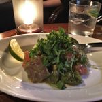 シクスバイオリエンタルホテル - 鮪とアボカド トマトのガーリックサラダ