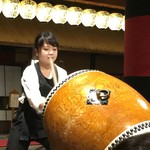 ホテル森の風 鶯宿 - 余興…バチを持つのは可愛い×2、お給仕してくれた仲居さんでした